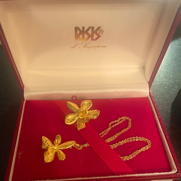 TWO ORCHID BROOCHS - Picture 1 of 10